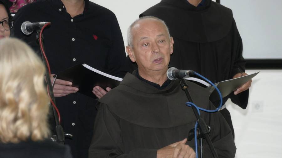 Župnik župe Domaljevac, Anto Pušeljić pozdravlja prigodnim govorom okupljene na koncertu duhovne glazbe.