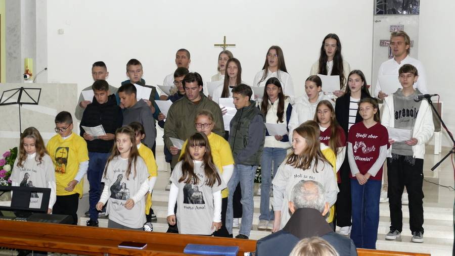 Župni zbor mladih župe Domaljevac na koncertu duhovne glazbe u župnoj crkvi.