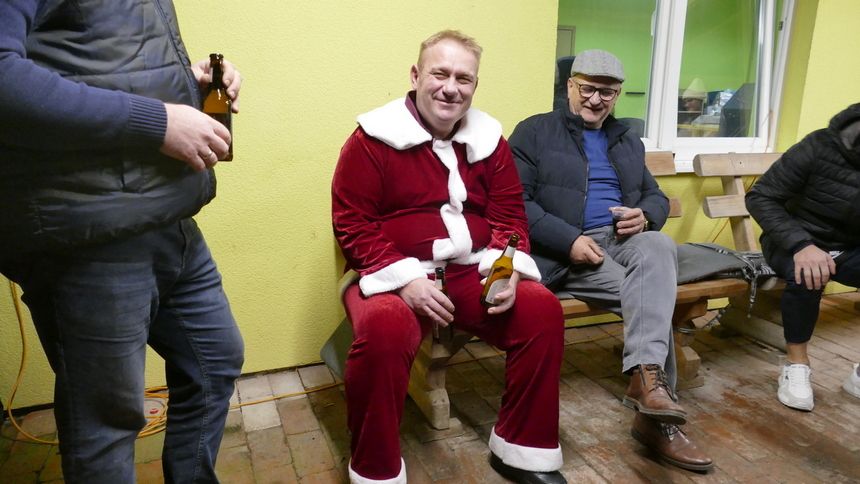 Djed Mraz bez brade i kape u trenutcima odmora.